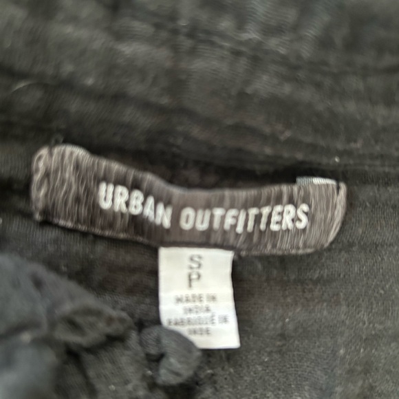 Urban Outfitters Addison Button-Front Blouse. Black size S. Raw hem, side vent. - Picture 14 of 16